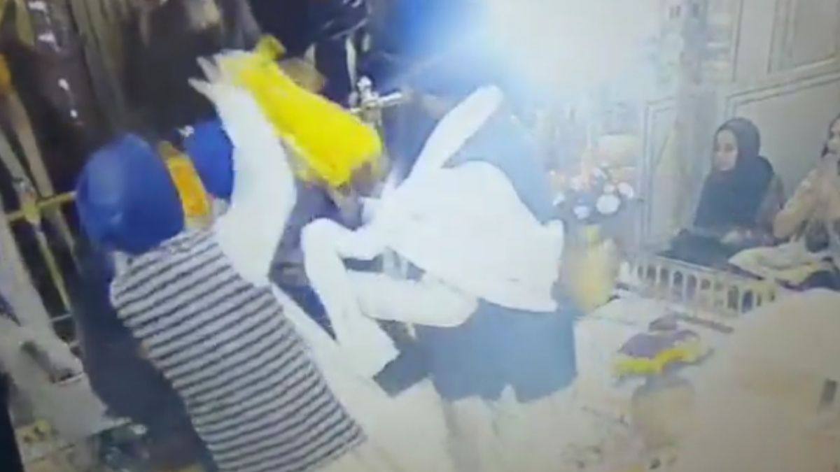 An enraged crowd lynches a man who attempted desecration at Amritsar