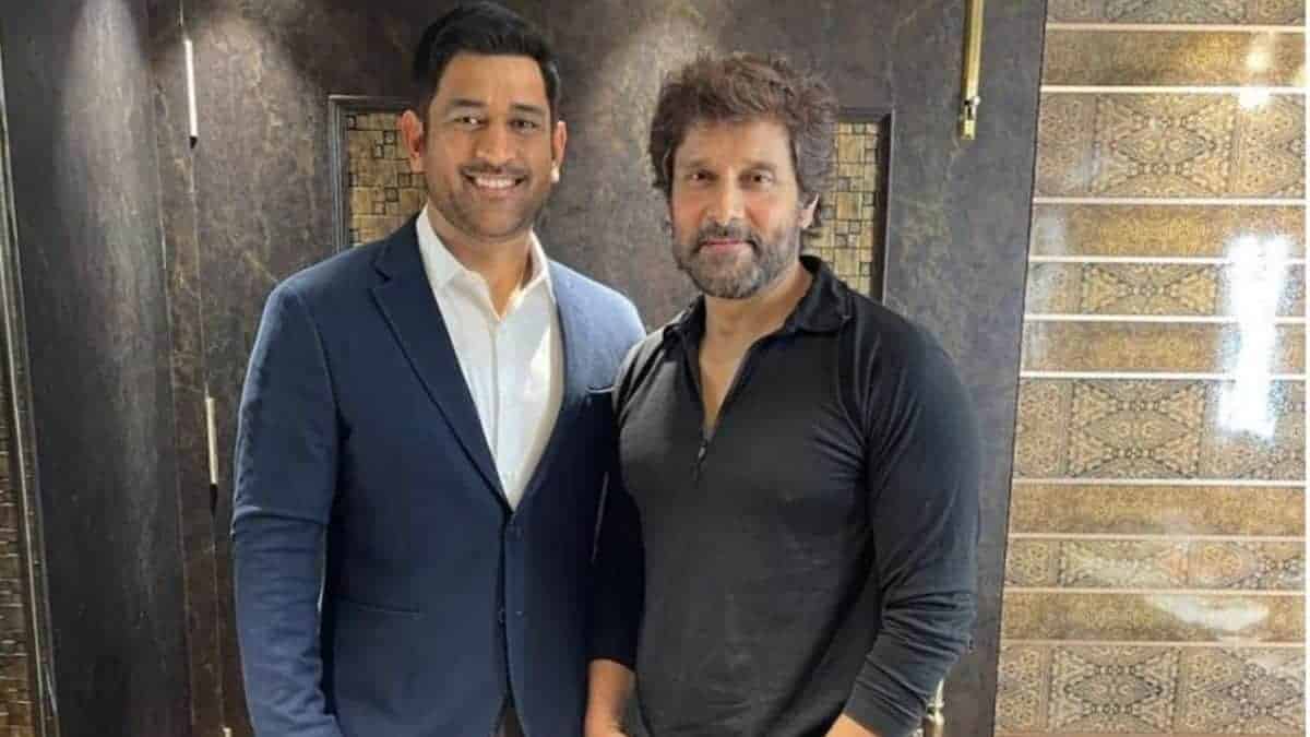 IPL 2022: MS Dhoni with Tamil Superstar Actor Vikram