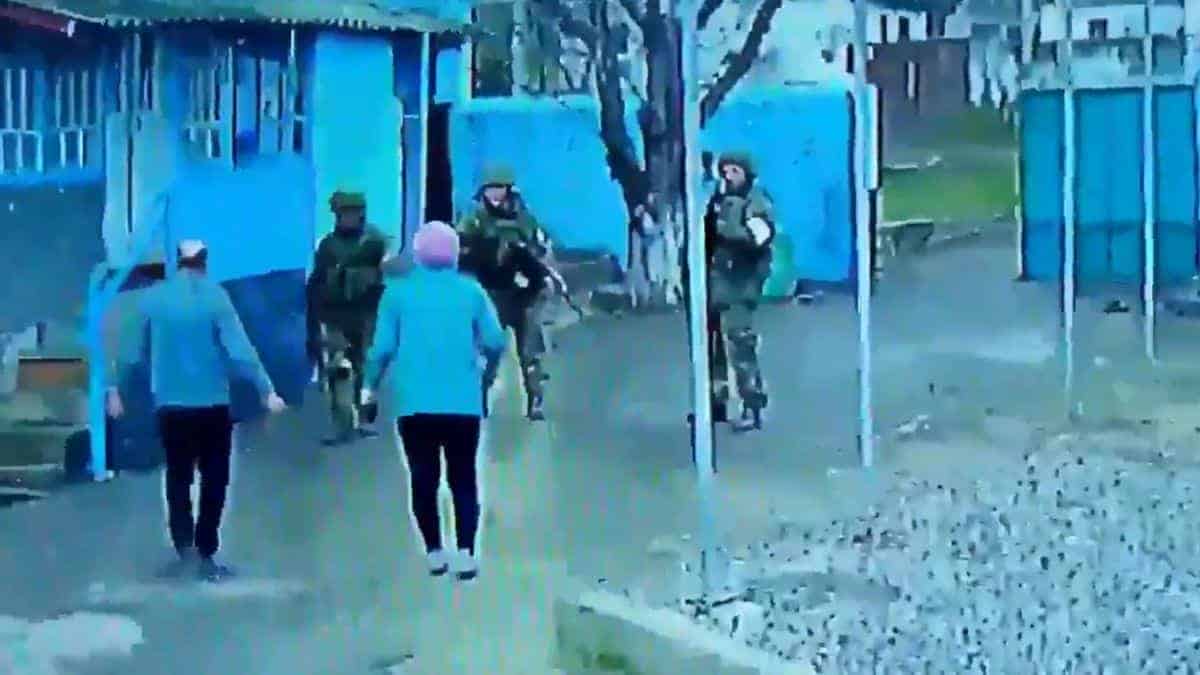 An unarmed Old Ukrainian couple kicked four Russian soldiers out of their yard