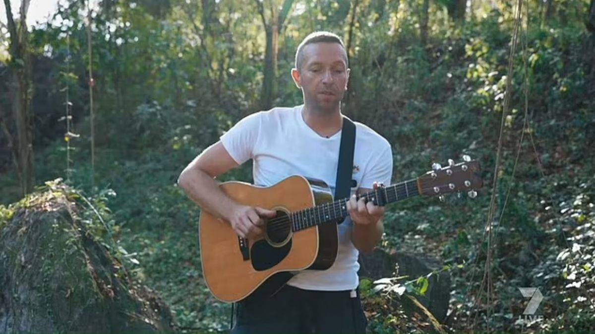 Chris Martin Played one of Shawn Warne's favourite songs "Yellow" as a tribute to the Late Cricketer 