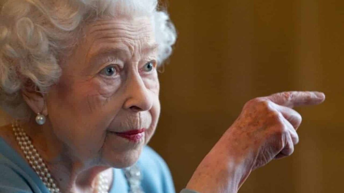 Kremlin removes Queen Elizabeth antique swords!