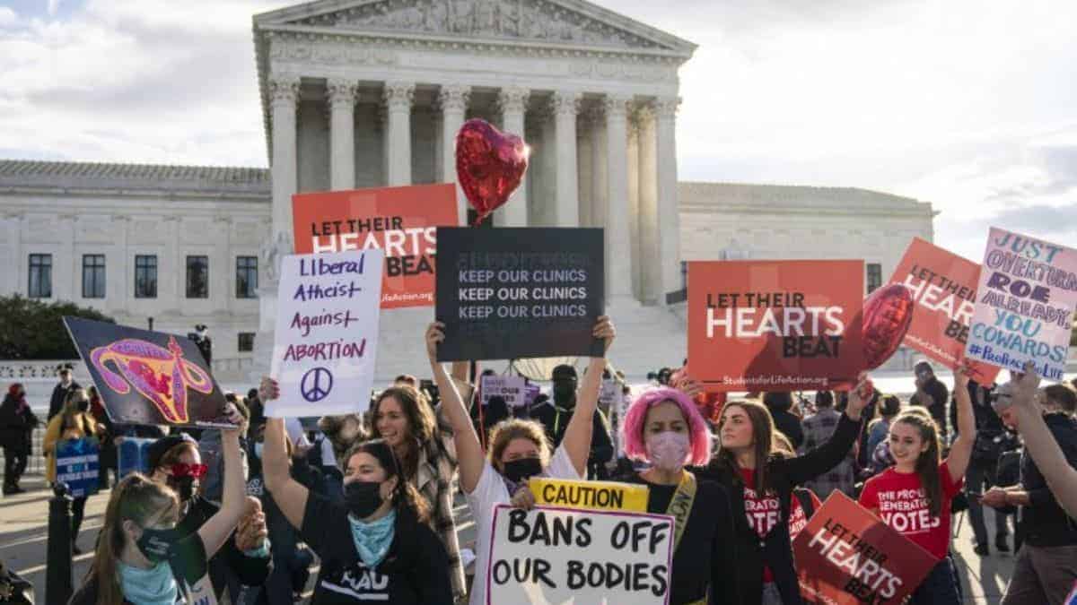 Draft opinion shows that US Supreme Court voted to overrule Roe v Wade abortion law
