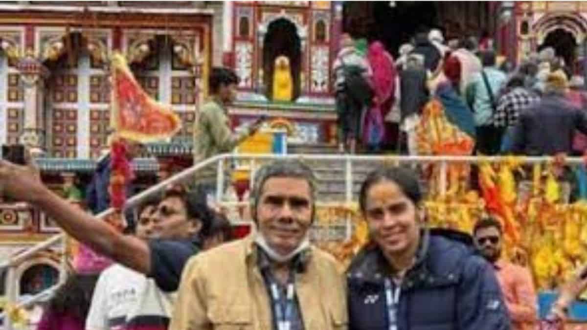 Olympic bronze winner Saina Nehwal spotted offering worship at Kedarnath-Badrinath