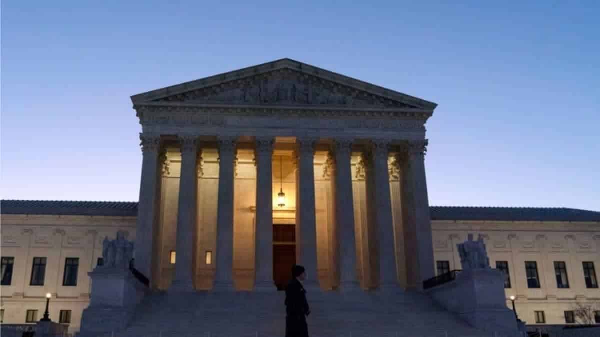 Draft opinion shows that US Supreme Court voted to overrule Roe v Wade abortion law