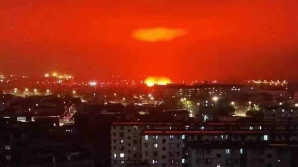 People in a Chinese city tremble as a frightening blood-red sky appears