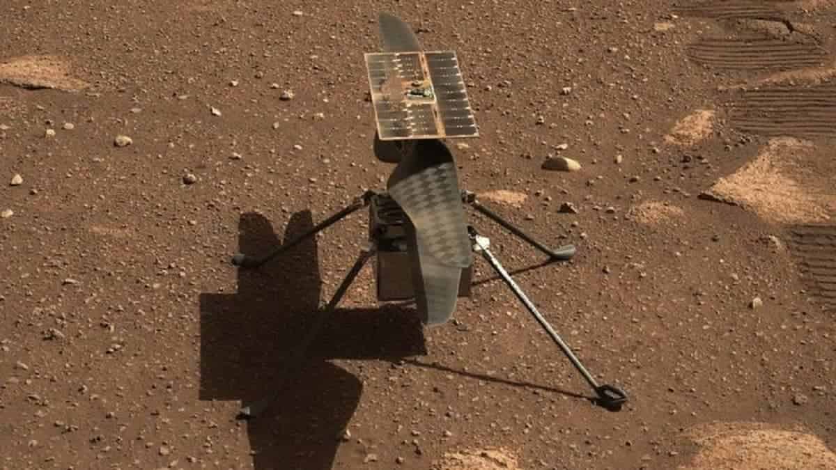 How does NASA's Ingenuity Helicopter fly on Mars