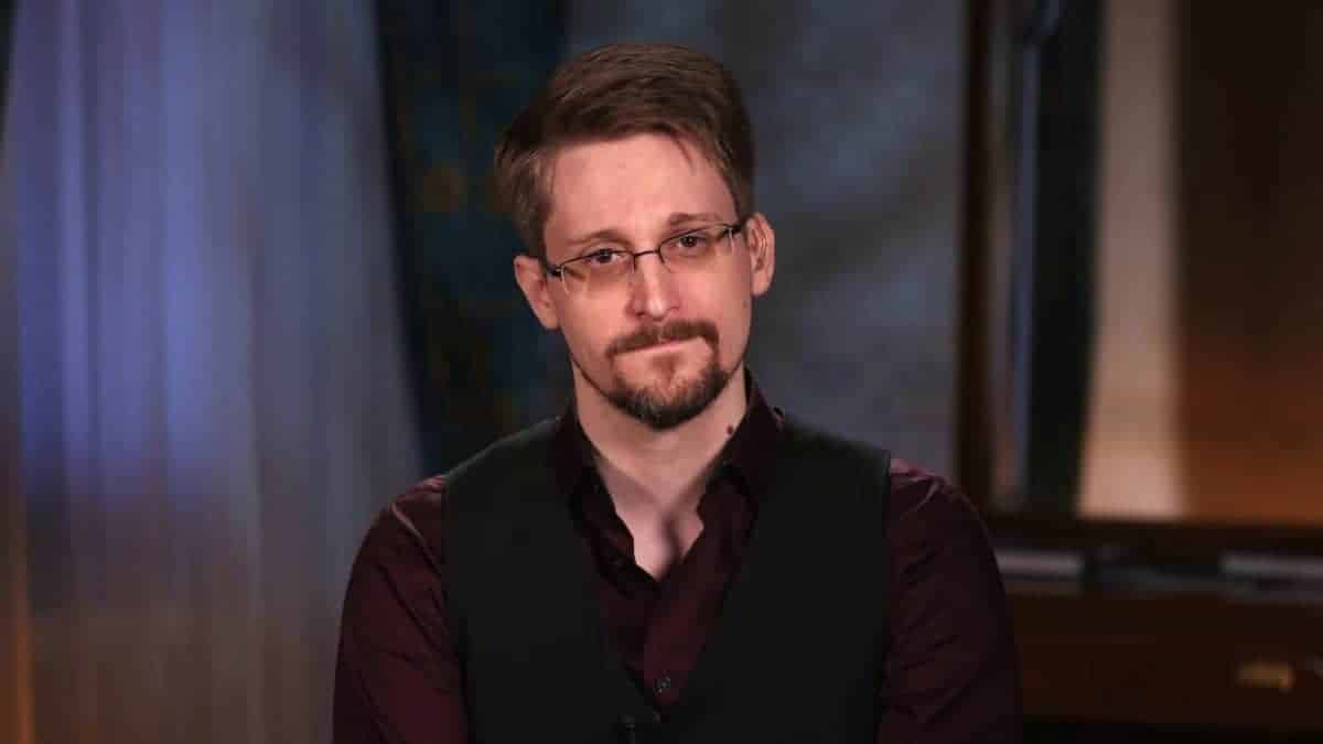 Edward Snowden from Russia tweeted Julian Assange is a political prisoner