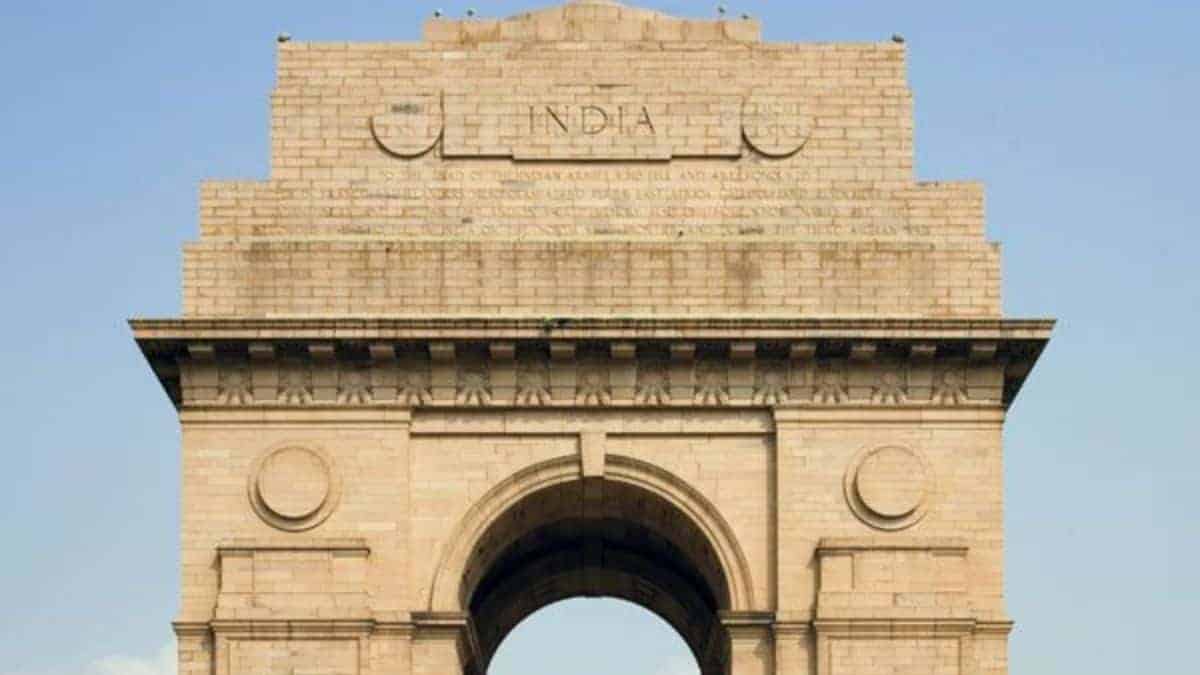 Police and Traffic police got mistreated by public