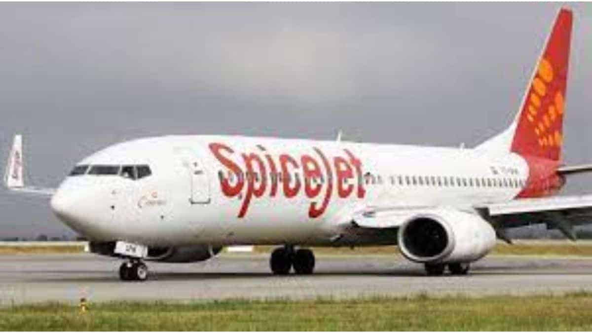 Despite a windshield pane cracking in midair, the SpiceJet flight arrives safely from Kandla to Mumbai