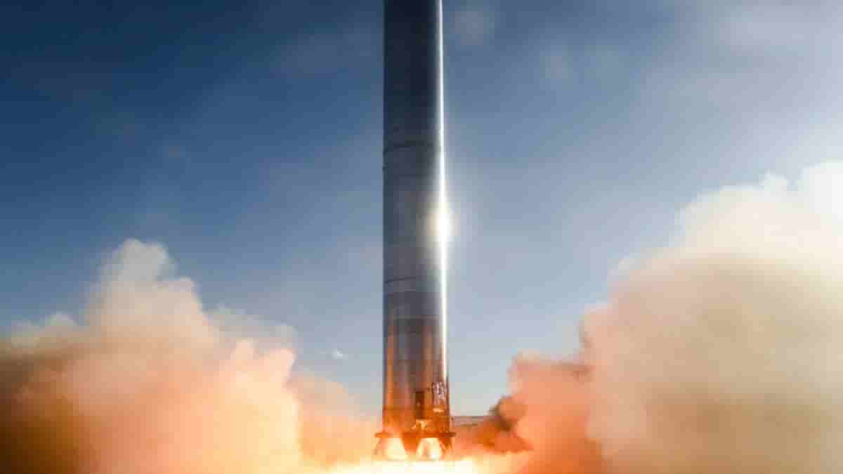 Before the test launch, SpaceX ignites Starship and Super Heavy Booster 7