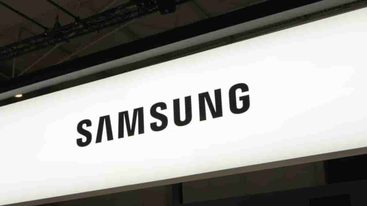 Samsung reveals a dual-screen phone with a transparent screen