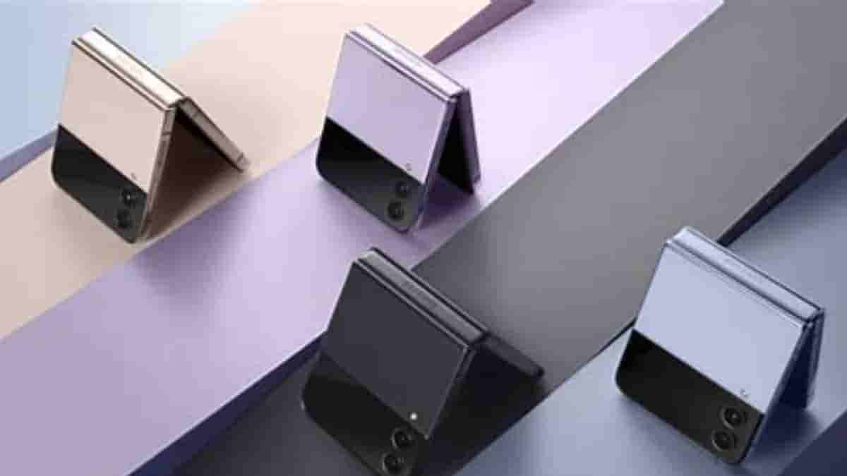 Samsung introduces its brand new GalaxyZFlip4 phone