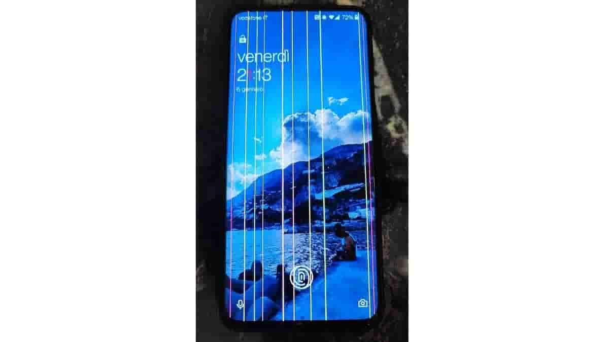 One more user shares the screen image with green line problem in OnePlus phone The Tech Outlook