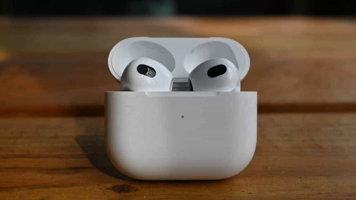 Estuche AirPods con pantalla táctil frontal