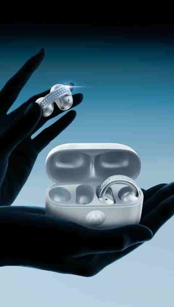 Swarovski Crystal-Clad Motorola Razr and Moto Buds Loop (2)