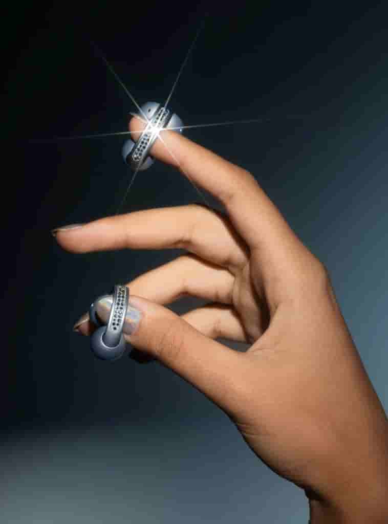 Swarovski Crystal-Clad Motorola Razr and Moto Buds Loop (4)