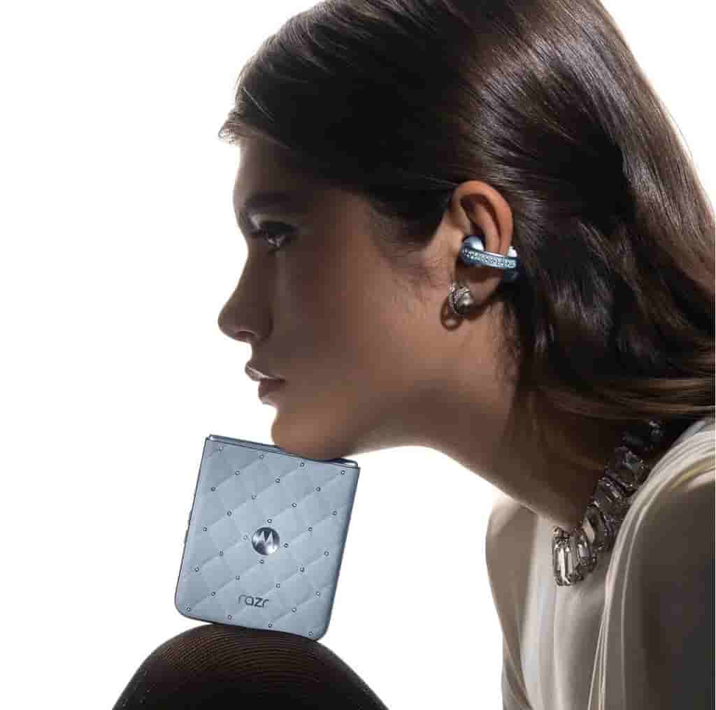 Swarovski Crystal-Clad Motorola Razr and Moto Buds Loop (5)